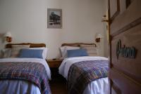 two beds sitting next to each other in a bedroom at Casa Rural Priena in Covadonga