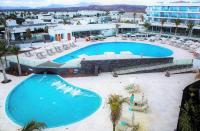 Bazén v ubytování Hotel Lava Beach nebo v jeho okolí