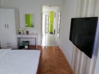 Televízia a/alebo spoločenská miestnosť v ubytovaní Apartmani Nova