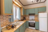 Kuchyň nebo kuchyňský kout v ubytování Irene Suites