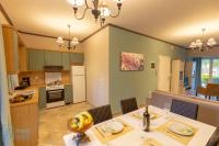 Kuchyň nebo kuchyňský kout v ubytování Irene Suites