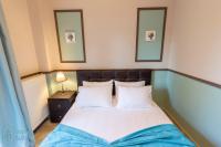Postel nebo postele na pokoji v ubytování Irene Suites