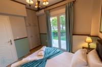 Postel nebo postele na pokoji v ubytování Irene Suites