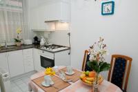 Kuchyňa alebo kuchynka v ubytovaní HELENA Apartman