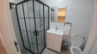 ein Badezimmer mit Dusche, Toilette und Waschbecken in der Unterkunft Shalom&#39;s place in Eilat