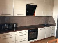 Kuchyň nebo kuchyňský kout v ubytování Apartament Jaśminowy Shiraz Gdynia
