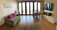TV a/nebo společenská místnost v ubytování Apartament Jaśminowy Shiraz Gdynia