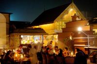 um grupo de pessoas sentadas num restaurante à noite em The House of MG-A Heritage Hotel, Ahmedabad em Ahmedabad