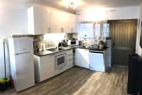 Kuchyňa alebo kuchynka v ubytovaní Luxury 2 bedroom APT 2 min from beach