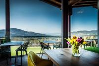 Un jarrón de flores sobre una mesa de madera con vistas. en Natura Hotel Bodenmais - inkl Soft- und Heißgetränkeflat, en Bodenmais