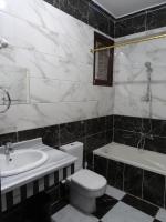 A bathroom at Nile Sunrise Flats