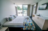 King or Twin Room with Private Bathroom and Shared Balcony - Gondola View