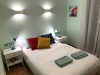 Posteľ alebo postele v izbe v ubytovaní Spacious & Sunny Kolonaki Apt 5 mins metro/ACx3/1.5 BT