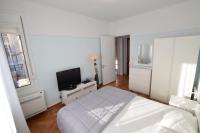 Posteľ alebo postele v izbe v ubytovaní Spacious & Sunny Kolonaki Apt 5 mins metro/ACx3/1.5 BT