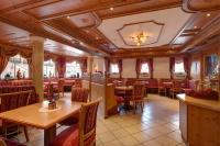 Reštaurácia alebo iné gastronomické zariadenie v ubytovaní Hotel Garni Schneider