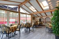 Reštaurácia alebo iné gastronomické zariadenie v ubytovaní Hotel Garni Schneider
