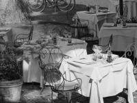 Ein Restaurant oder anderes Speiselokal in der Unterkunft Logis H&ocirc;tel Le Relais Louis XI 