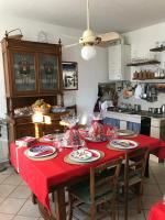 A kitchen or kitchenette at La casa tra i vigneti
