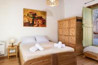 A bed or beds in a room at Lemon Tree Eco-Retreat