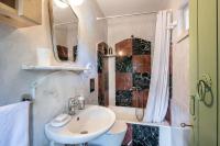 A bathroom at Lemon Tree Eco-Retreat