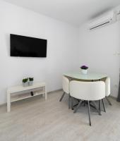 Televízia a/alebo spoločenská miestnosť v ubytovaní Apartmani Marija Jakir