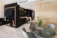 Televízia a/alebo spoločenská miestnosť v ubytovaní Posh Residence Luxury Suites