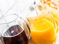 HOTEL MYSTAYS Shimizu في شيزوكا: كأسين من النبيذ وكأس من عصير البرتقال