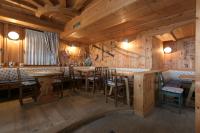 Reštaurácia alebo iné gastronomické zariadenie v ubytovaní Hotel Baita Fiorita