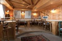 Reštaurácia alebo iné gastronomické zariadenie v ubytovaní Hotel Baita Fiorita