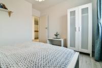 Łóżko lub łóżka w pokoju w obiekcie LTC Apartments Malczewskiego Centrum