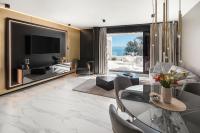 Televízia a/alebo spoločenská miestnosť v ubytovaní Posh Residence Luxury Suites
