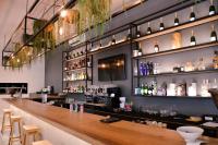 un bar con barra de madera y algunas botellas en La Paris Estate, en Franschhoek