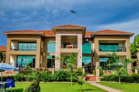Edificio de aominio con un pájaro volando sobre él en Lakepoint Villa, en Entebbe