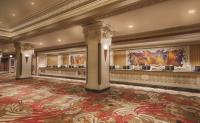 eine Hotellobby mit einem großen Teppich und Gemälden an den Wänden in der Unterkunft Circus Circus Hotel, Casino &amp; Theme Park in Las Vegas