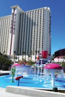 ein großes Hotel mit einem Wasserpark davor in der Unterkunft Circus Circus Hotel, Casino &amp; Theme Park in Las Vegas