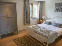 ein Schlafzimmer mit einem weißen Bett und einem Fenster in der Unterkunft Tewitfield Marina in Carnforth