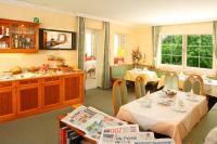 A television and/or entertainment centre at Hotel Josefa