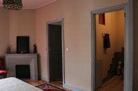 Schlafzimmer mit einer Tür, die in ein Zimmer führt in der Unterkunft Le Patio Gironnais in Saint-Girons