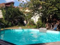 einen Pool im Hinterhof eines Hauses in der Unterkunft Le Patio Gironnais in Saint-Girons