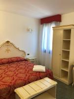 A bed or beds in a room at Hotel Leonardo