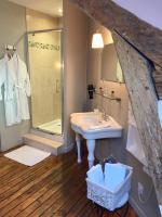 Kylpyhuone majoituspaikassa La Parenthese du Rond Royal