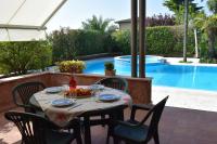 Bazén v ubytovaní Villa Maria Apartments alebo v jeho blízkosti