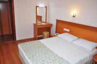 Postel nebo postele na pokoji v ubytování Cinar Family Suite Hotel Side