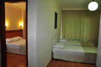 Postel nebo postele na pokoji v ubytování Cinar Family Suite Hotel Side