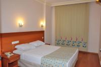 Postel nebo postele na pokoji v ubytování Cinar Family Suite Hotel Side