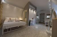 Postel nebo postele na pokoji v ubytování Yiasemi Corfu Luxury Studio