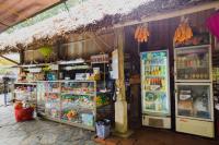 una tienda con dos refrigeradores al frente en Bavi Homestead, en Ba Vì