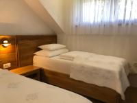 Posteľ alebo postele v izbe v ubytovaní Plitvice Miric Inn