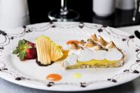 阿尔及尔最佳夜晚酒店的盘子里放着一块馅饼和一颗草莓