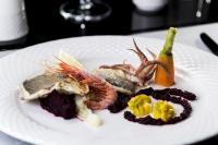 阿尔及尔最佳夜晚酒店的桌上一盘带海鲜的食品